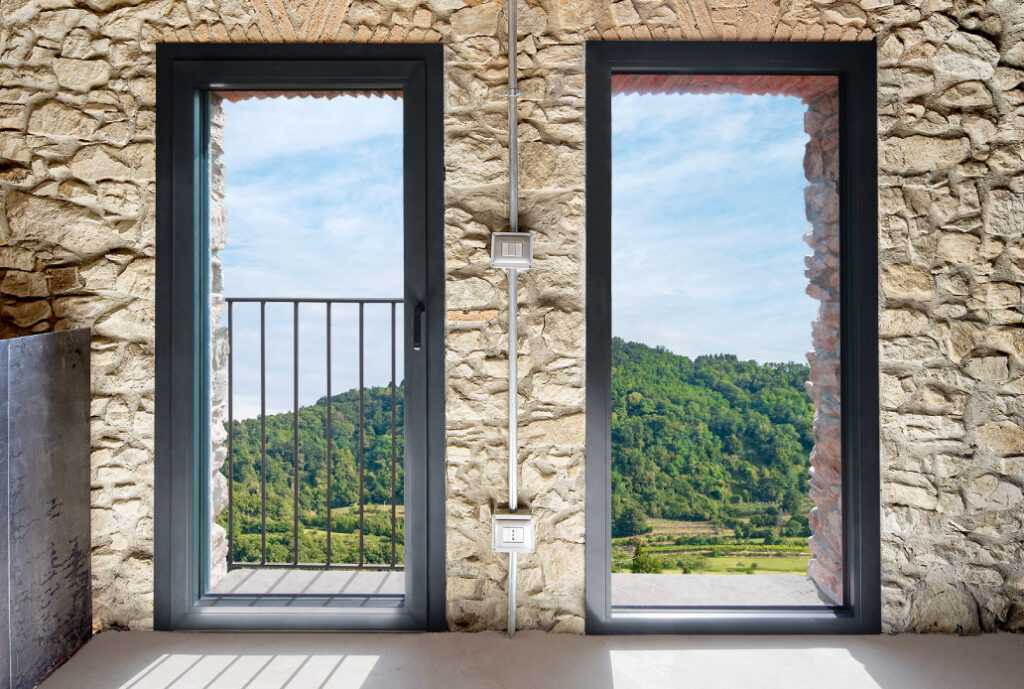 Finestre nere come elementi d'arredo